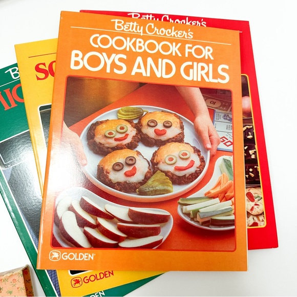 Vintage 1987 Betty Crocker's Family Favorites Set of 4 - Picture 2 of 11